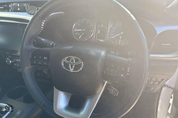 2020 Toyota Hilux SR5 image 14
