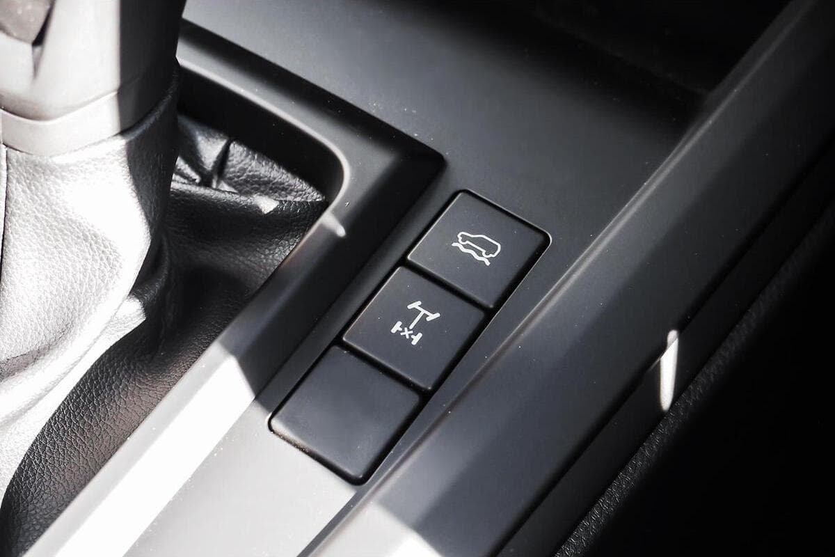 2025 Isuzu D-MAX SX Manual 4x4 MY24 image 13