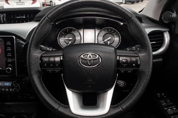 2023 Toyota Hilux 4x4 SR5 image 10