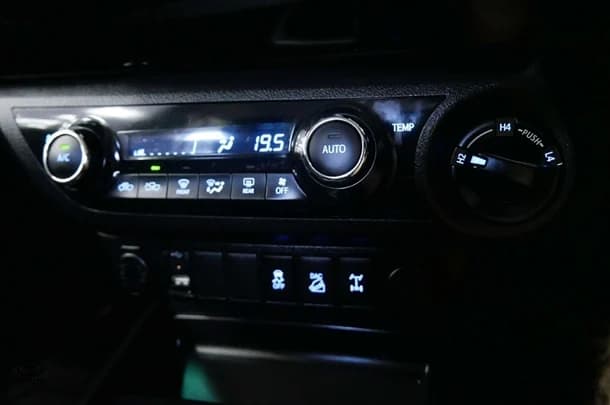 2017 Toyota Hilux 4x4 SR5 image 13