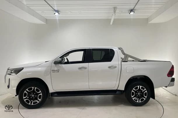 2023 Toyota Hilux SR5 image 6