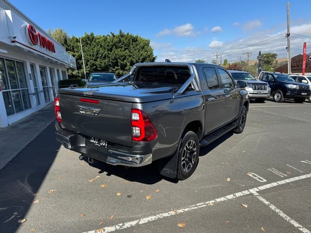 2023 Toyota Hilux SR5 image 7