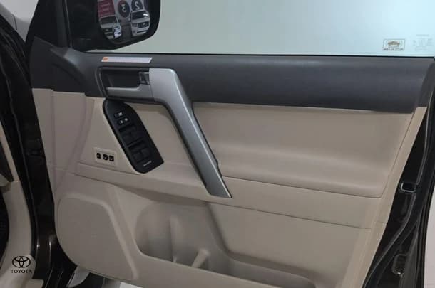 2022 Toyota Prado Kakadu image 14