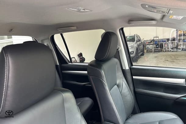 2022 Toyota Hilux 4x4 SR5 image 37