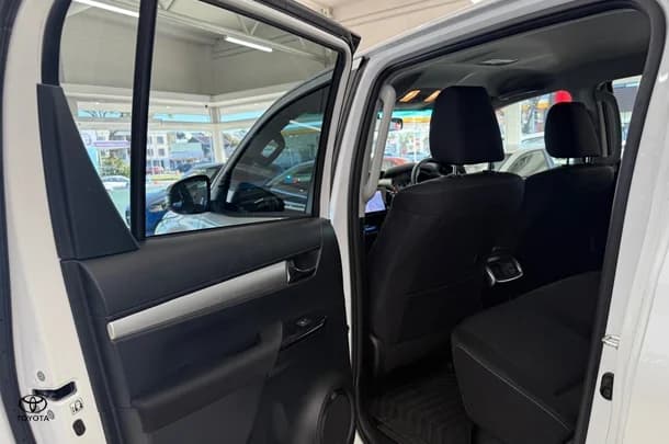2023 Toyota Hilux SR5 image 11