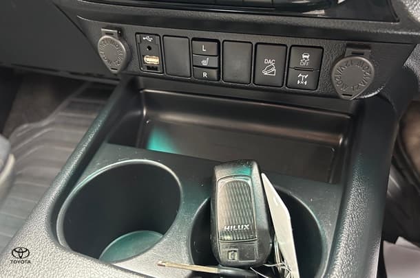 2022 Toyota Hilux 4x4 SR5 image 46