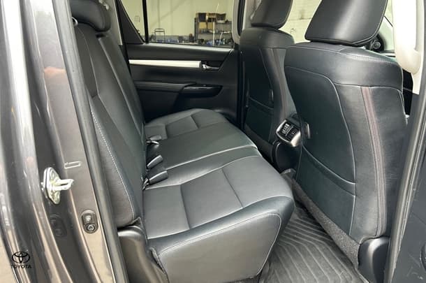 2022 Toyota Hilux 4x4 SR5 image 29