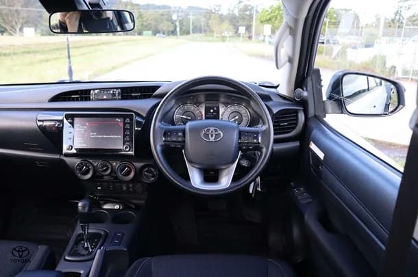 2023 Toyota Hilux 4x4 SR image 9