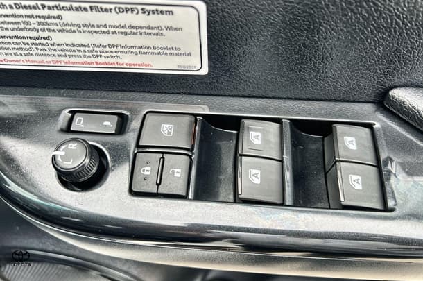 2020 Toyota Hilux SR5 image 12