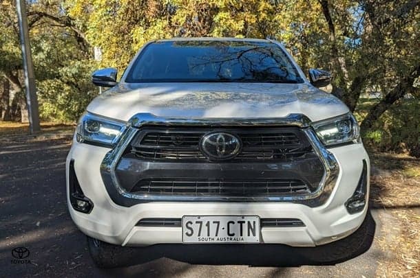 2023 Toyota Hilux 4x4 SR5 image 3