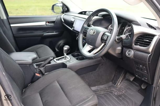 2022 Toyota Hilux 4x4 SR5 image 13