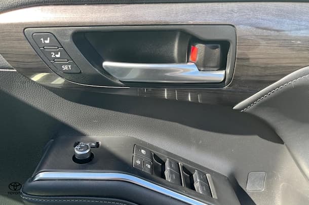 2023 Toyota Kluger Hybrid AWD GRANDE image 16