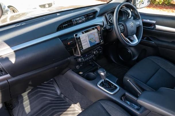 2024 TOYOTA Hilux 4x4 SR5 image 8