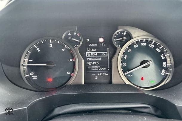 2023 Toyota Prado VX image 18