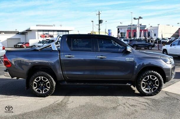 2020 Toyota Hilux SR5 image 16