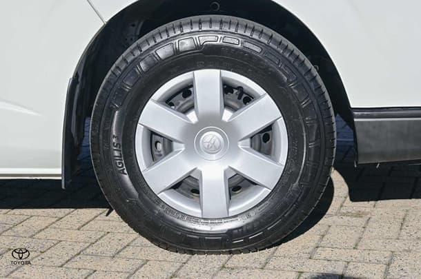 2017 Toyota Hiace LWB image 16