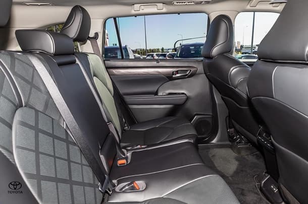 2022 Toyota Kluger Hybrid AWD GRANDE image 8