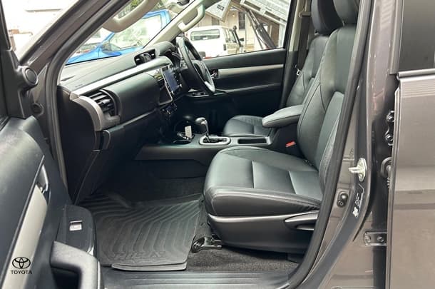 2022 Toyota Hilux 4x4 SR5 image 18