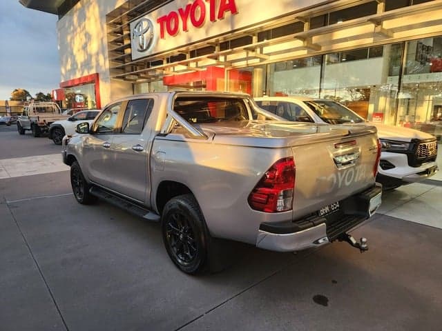 2020 Toyota Hilux 4x4 SR5 image 2