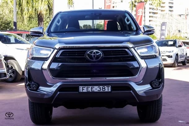 2023 TOYOTA Hilux 4x4 SR5 image 4