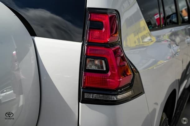 2023 Toyota Prado GXL image 11