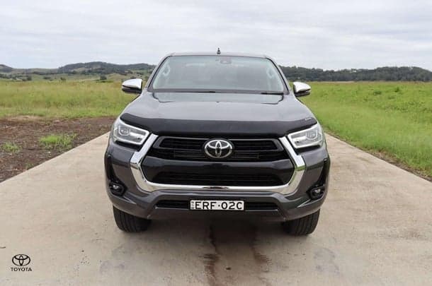 2020 Toyota Hilux 4x4 SR5 image 2