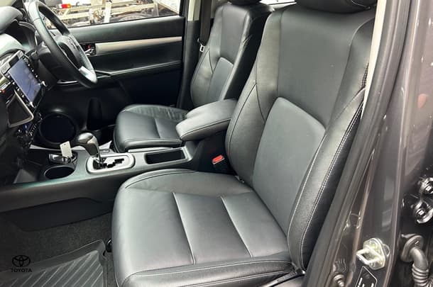 2022 Toyota Hilux 4x4 SR5 image 21
