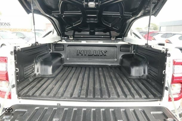2022 Toyota Hilux 4x4 SR5 image 19