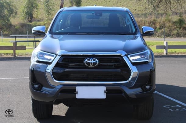 2023 Toyota Hilux 4x4 SR5 image 8