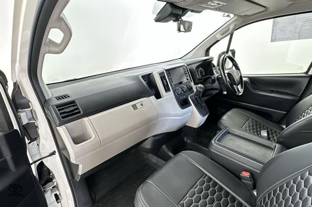 2022 Toyota Hiace SLWB image 19