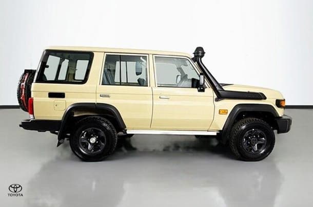 2023 Toyota LANDCRUISER MILITARY GXL image 10