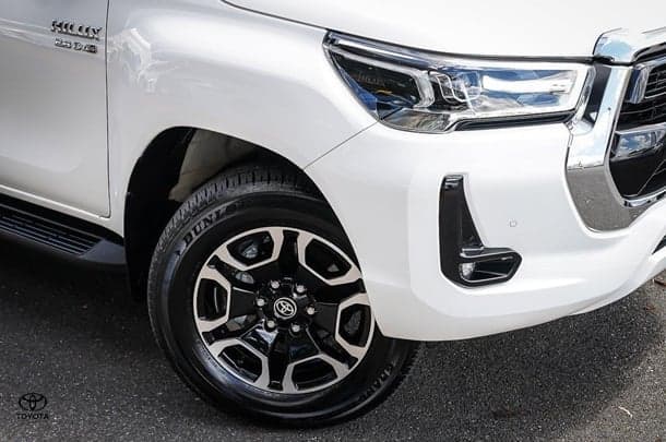 2023 Toyota HILUX SR5 image 5