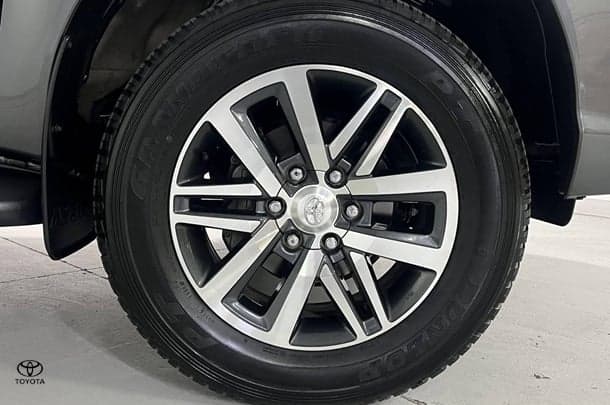 2020 Toyota Hilux SR5 image 5