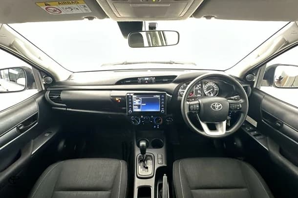 2022 Toyota Hilux SR image 2