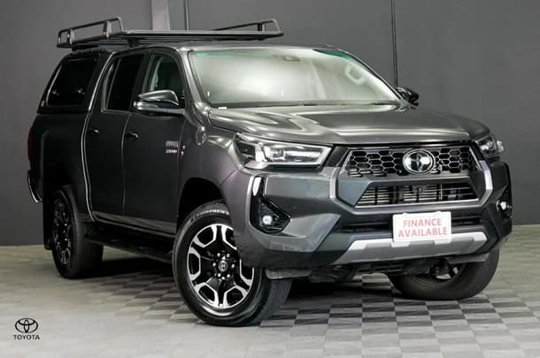 2024 Toyota Hilux 4x4 SR5 image 1