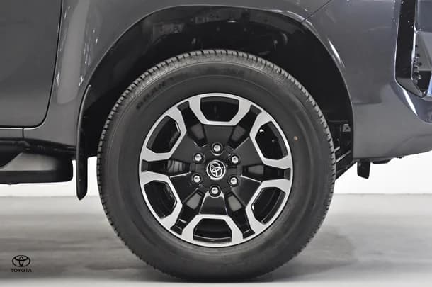 2024 Toyota Hilux 4x4 SR5 image 21