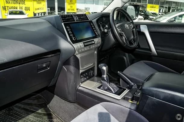 2023 Toyota Prado GXL image 5