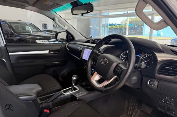 2023 Toyota Hilux SR5 image 17