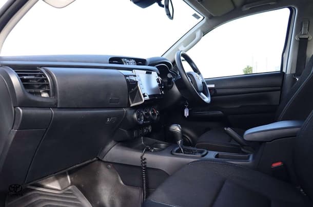 2023 Toyota Hilux 4x4 SR image 22