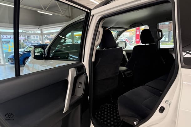 2022 Toyota Prado GXL image 12