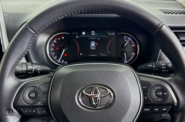 2022 Toyota RAV4 GXL image 12
