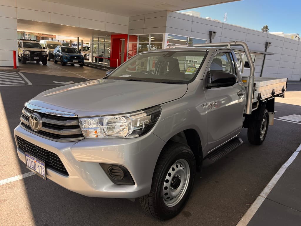 2023 Toyota Hilux SR image 6