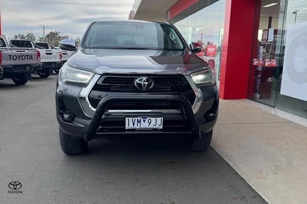 2022 Toyota Hilux SR5 image 3