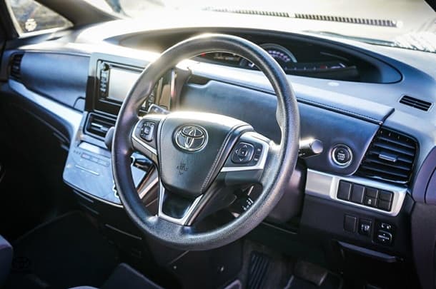 2019 Toyota Tarago GLi image 13