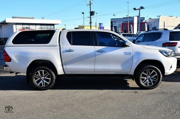 2018 Toyota Hilux SR5 image 16