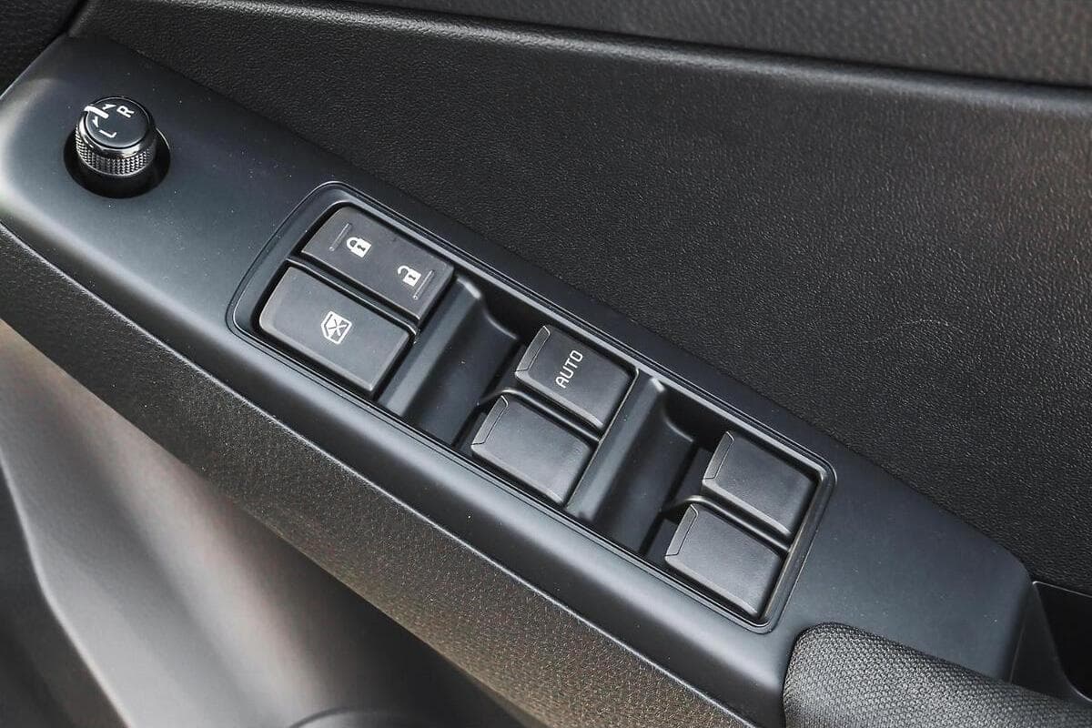 2025 Isuzu D-MAX SX Manual 4x4 MY24 image 18