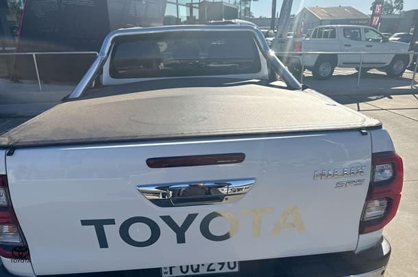 2020 Toyota Hilux SR5 image 24