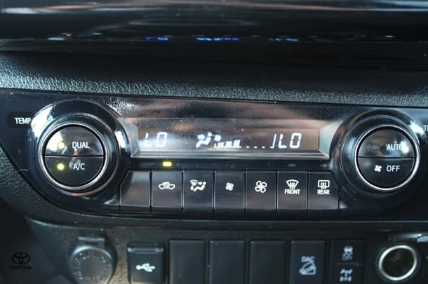 2023 Toyota Hilux 4x4 SR5 image 32