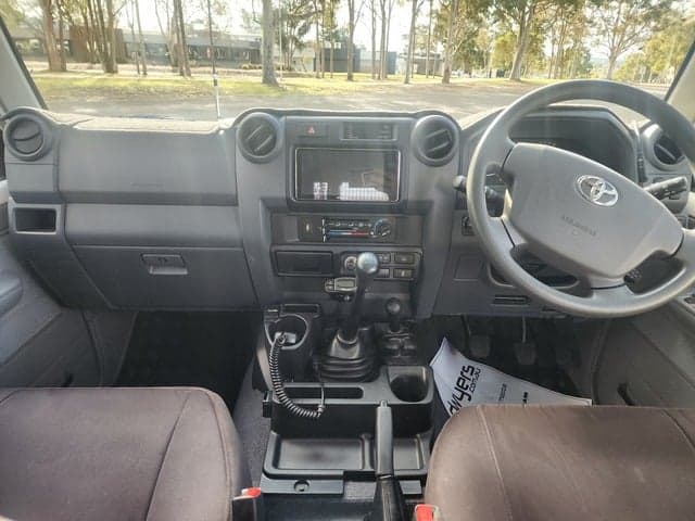 2017 Toyota LC Military GXL image 7