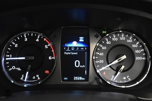 2024 Toyota Hilux 4x4 SR5 image 10